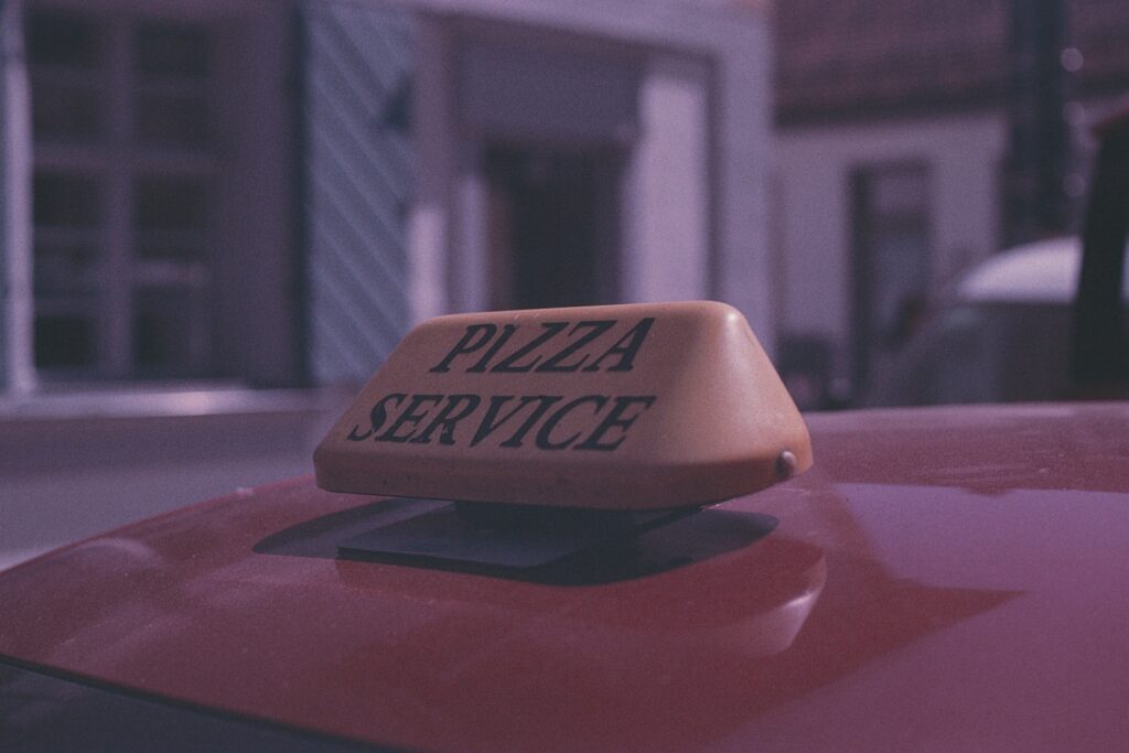 Pizza Service. Made with Leica R7 (Year: 1994) and Leica Summicron-R 2.0 90mm (Year: 1981). Analog scan via nimmfilm.de: Fuji Frontier SP-3000. Film reel: Kodak Elite Chrome 100 (expired 2004)